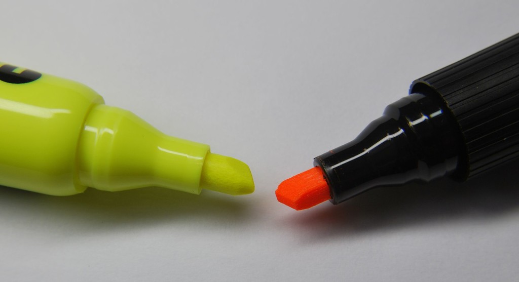 Two_highlighters,_closeup